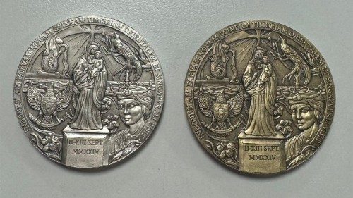 Lado anverso das medalhas de prata e bronze da 45ª Viagem Apostólica Internacional do Papa Francisco à Indonésia, Papua Nova Guiné, Timor-Leste e Singapura