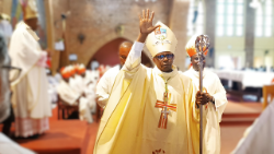 Mgr Emmanuel Ngona, nouvel évêque de Wamba, au cours de la messe de son ordination épiscopale dans la cathédrale Notre-Dame du Congo (Kinshasa - RDC), le 15 septembre 2024.