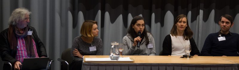 5 people (2 men adn 3 women) sitting on a panel