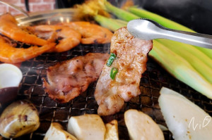 [食記。嘉義東區]野赤燒肉。厚切里肌豬排/味噌無骨雞腿/美國骰子牛/精選白蝦。高CP值經濟方案吃到飽!