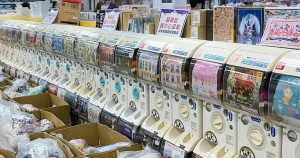 日本扭蛋通通50元！三麗鷗、蠟筆小新周邊下殺5折起，玩具outlet「麗嬰國際清倉中心」台北、台中人快衝。