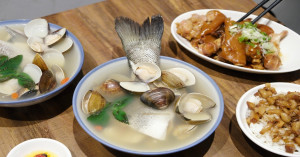 開門秒客滿！新店魚湯老店「超人鱸魚湯」，柴燒麥芽豬腳更是必吃。