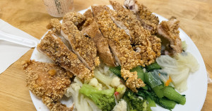 比臉還大的雞排飯！內用飲料喝到飽，文山必吃「福美阿姨的店」學生口袋名單。