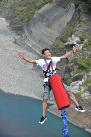 夏日探險王！「桃園北橫旅遊節」高空彈跳溯溪體驗，挑戰膽量極限！