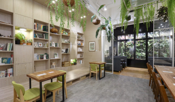 在城市裡遇書帶蕨VITTARIA CAFÉ這座小森林，網美必拍夢幻綠景，用餐之餘還能享受悠閒寧靜的美好時間。