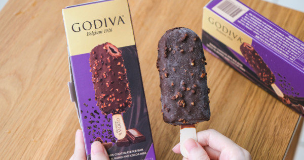 小七GODIVA雪糕回來了！GODIVA「熟可可粒杏仁黑巧克力流心雪糕」要狂掃貨，再送50元折價券、開盒禮抽整年份巧克力雪糕。