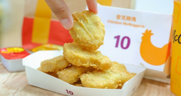 歡樂送買一送一！麥當勞歡樂送「10塊鷄塊買一送一」外送吃起來，麥克鷄塊「買10塊、送10塊」速食控變鷄塊富翁。