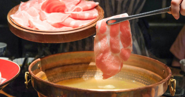 中山區隱藏版火鍋！43年老字號「欣葉SHABU SHABU」島根生態蝦海陸雙拼新登場，點鍋再送5顆炸廣島牡蠣。