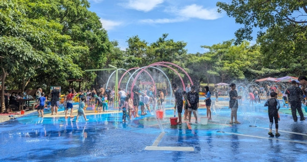免費玩水景點！假日消暑好去處，每半小時放水狂歡十分鐘「大雅中科公園夏日戲水區」，推薦自備水槍和水桶。