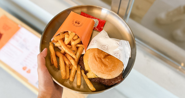 台版Shake Shack漢堡！壓扁肉排超過癮，國父紀念館美式漢堡店「Comfort Burger Company」新開幕。