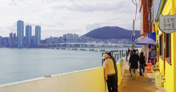 韓版聖托里尼島！釜山新景點、在地年輕人推薦「白淺灘文化村」，隧道口搭配釜山海景、鋼琴階梯必拍。