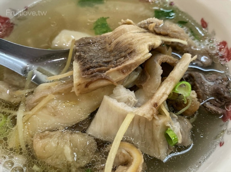 平價料多湯鮮甜的牛雜湯，內用白飯免費吃到飽