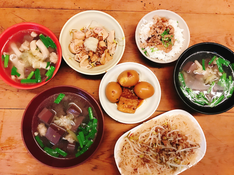  代表夫人帶你玩台南吃遍銅板美食 X 一日遊府城古都：哈利速食 / 阿龍意麵 / 阿全碗粿 / 四季海產 / 炸雞洋行 / 蔡三毛豬血湯 / 花園夜市