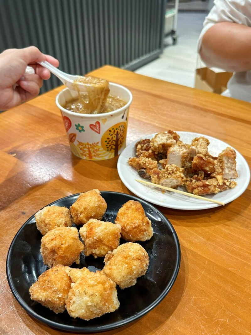 [台中西區]台中麻辣大腸麵線香雞排花枝丸｜隱藏在sogo附近巷弄排隊銅板美食｜店內只賣4樣商品｜必加靈魂辣菜脯｜內附菜單 - 萍姐愛分享