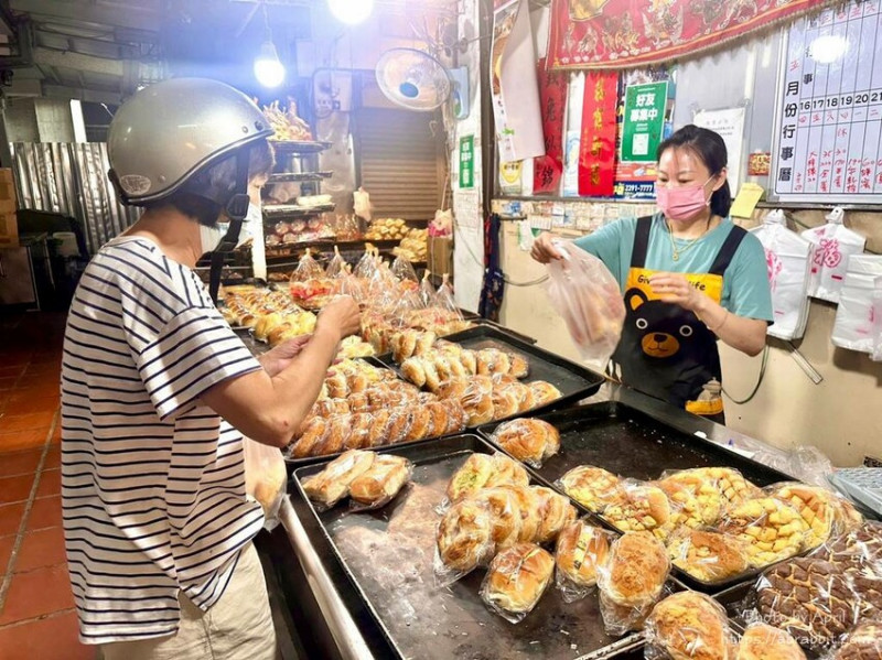 台中市東區福欣珍餅行-隱身在合作市場內的傳統麵包店，平日營業24小時！