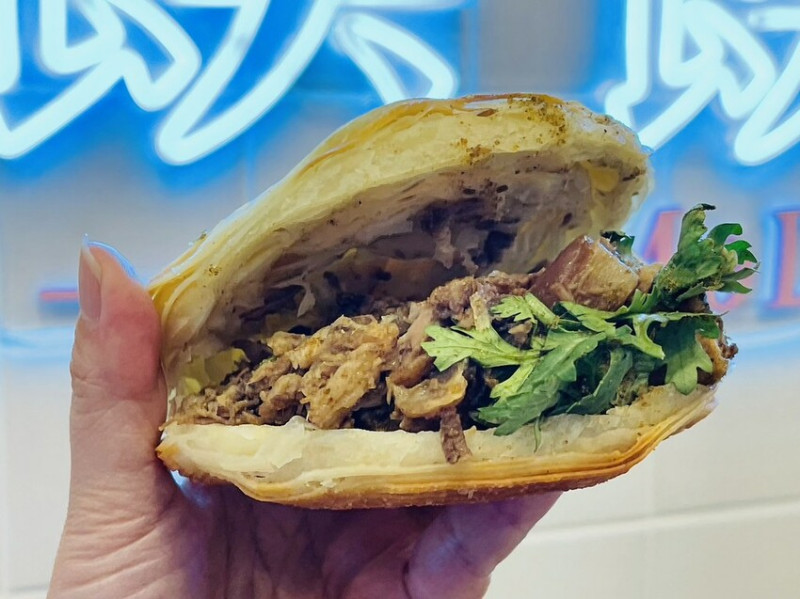 【雙連站美食】饃饃噠心動肉夾饃 台北雙連店，手工製作現點現烤，外皮香酥脆，口味創意多變，很推巴蜀麻辣