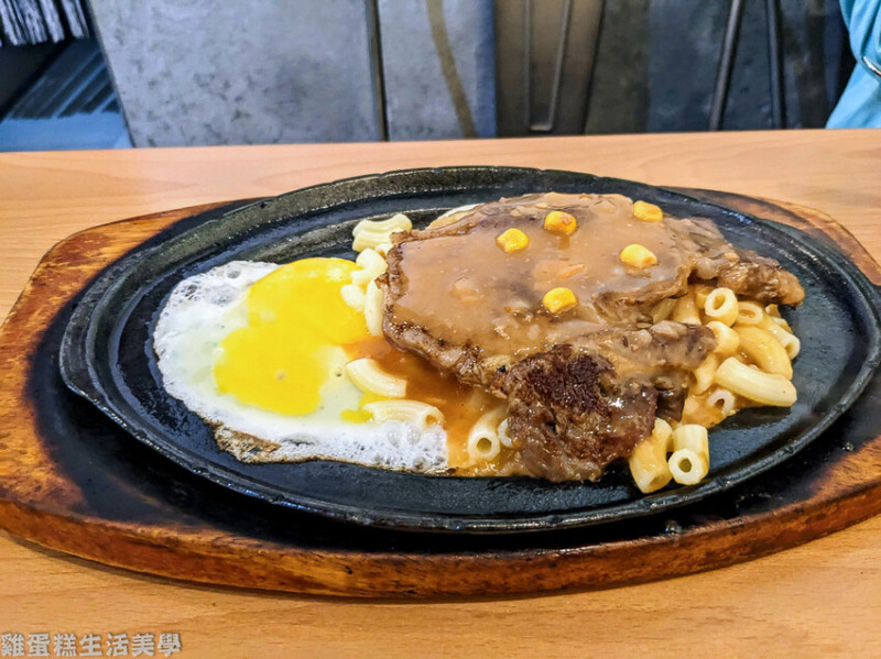 【新竹食記】白鬍子牛排(清大店) - 學生最愛的高CP值牛排，飲料麵包濃湯無限暢飲