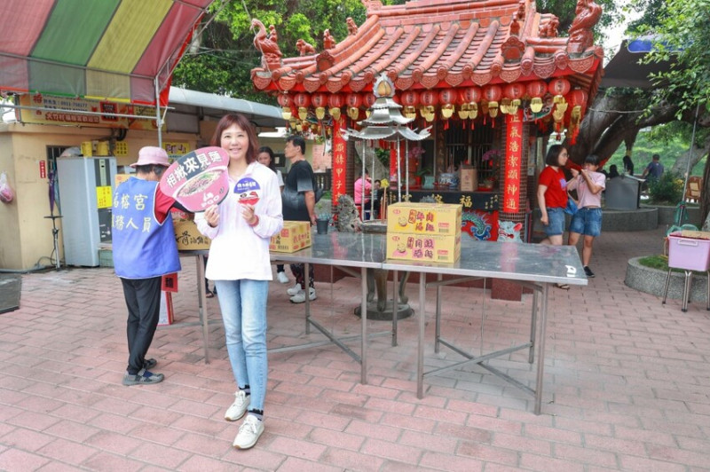 彰化縣芬園鄉彰化芬園福榕宮｜用泡麵來拜拜？彰化泡麵土地公真酷！拜完後再來吃碗泡麵～業績平安滿滿