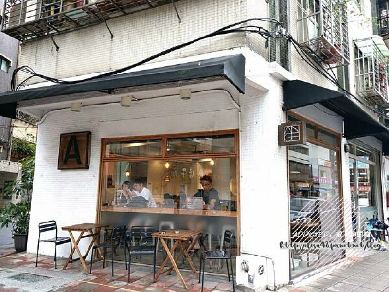 台北大安-[ANGLE Cafe] 科技大樓站10分鐘隱身瑞安街老公寓住宅區，三面落地窗採光明亮舒適，美味三明治與戚風蛋糕，日式簡約文青木質調自家烘焙咖啡廳