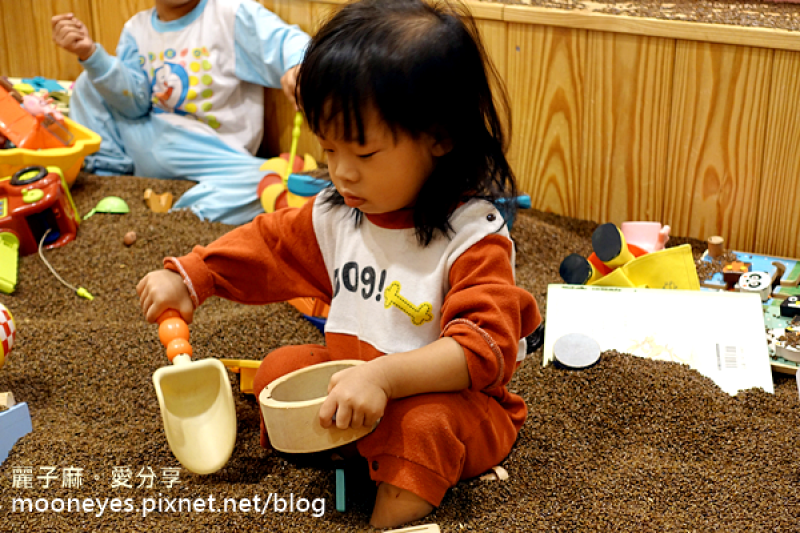 [美食] 台北信義。恰恰親子餐廳：孩子們別顧著玩啊 東西也很好吃喔～