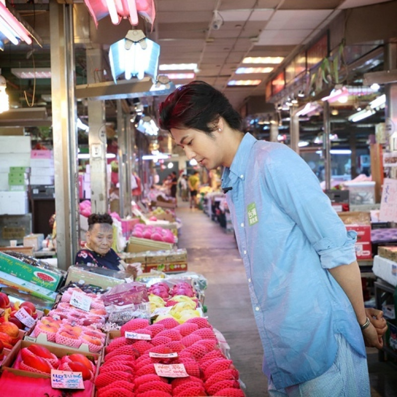 他居然在台北的菜市場！男神「速水茂虎道」擔任2019台灣美食展代言人，竟深入台北濱江市場實地考察台灣食材，整個料理魂大爆發。