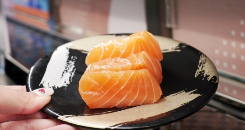 生魚片免費多一片！爭鮮鮭魚生魚片「免費加量」優惠開吃，鮭魚控先收藏「爭鮮鮭魚」8款必吃清單。
