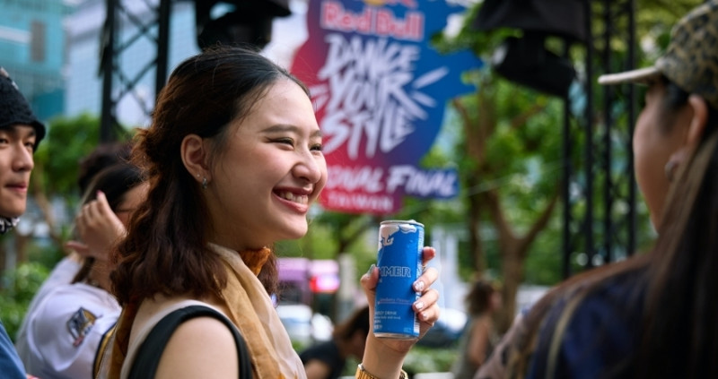 Red Bull 推出夏季限定六月莓風味！夏天解暑首選、全家購買兩瓶享第二件六折優惠，全聯限時4入組208元。