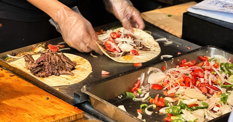 林口不是美食沙漠！「土爸爸行動廚房」土耳其捲餅超多肉、炭烤雞翅只要15元。