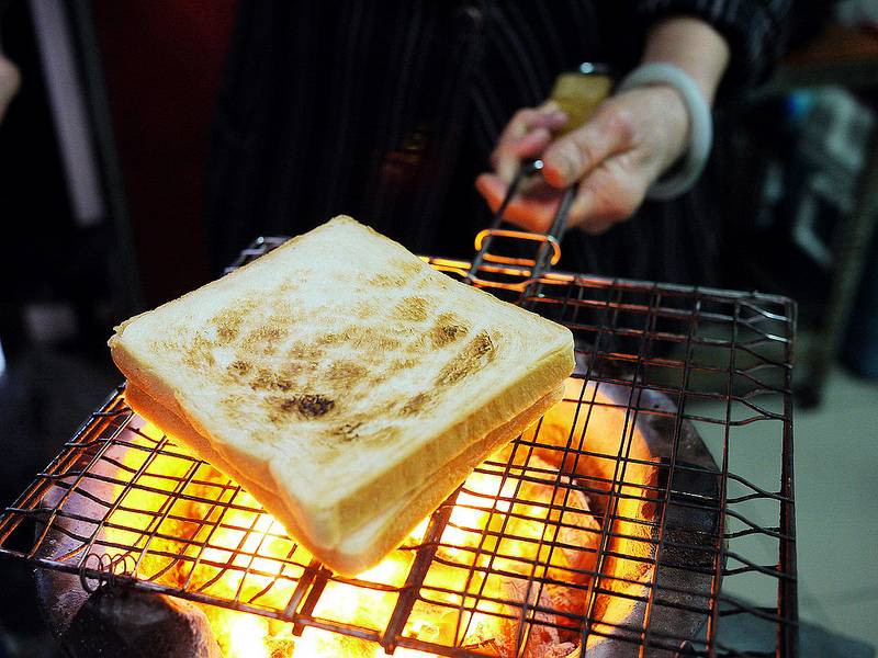 不用等烤肉！全台８家超夯『炭烤吐司』，解決你早餐吃什麼的煩惱！