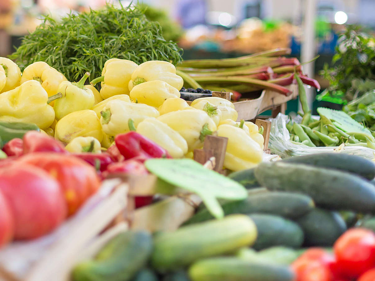 Gemüsestand auf einem Wochenmarkt © iStock / GettyImages