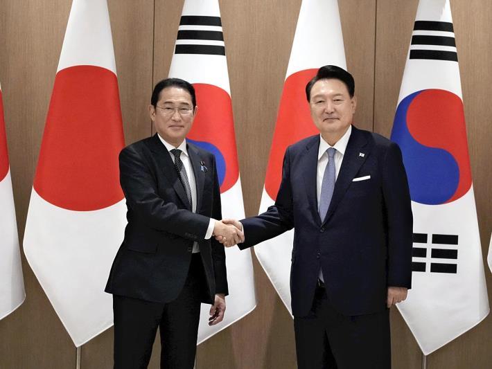 会談を前に握手する岸田首相（左）と韓国の昇錫悦大統領（２０２４年９月６日、ソウルで）＝ＡＦＰ時事