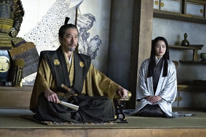 「ＳＨＯＧＵＮ　将軍」で覇権争いを演じる武将、虎永（左、真田広之）と通訳の鞠子（アンナ・サワイ）（Ｃｏｕｒｔｅｓｙ　ｏｆ　ＦＸ　Ｎｅｔｗｏｒｋｓ）ディズニープラスの「スター」で独占配信中