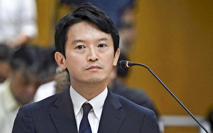 百条委員会で証人尋問に応じる斎藤知事（６日、兵庫県庁で）