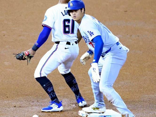 １回無死１塁、２盗を決める大谷。敵失の間に３塁まで進んだ（１８日）＝片岡航希撮影