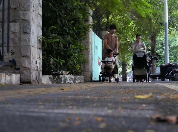 日本人学校に通う男子児童が襲われた現場付近（１９日、中国・深圳で）＝大原一郎撮影