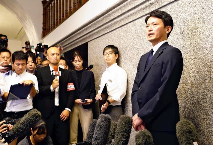 不信任決議が全会一致で可決され、記者の質問に答える斎藤知事（１９日午後５時５３分、神戸市中央区で）＝金沢修撮影