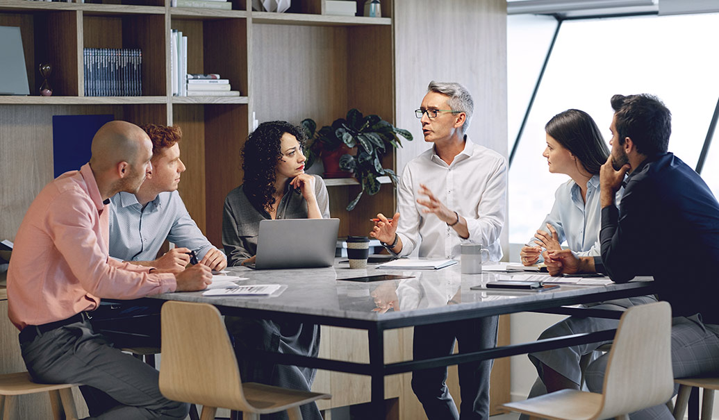 Businessman-explaining-colleagues-in-meeting