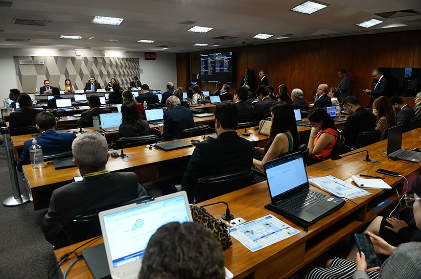 Mesa: 
presidente da Associação Brasileira da Indústria de Hotéis (Abih), Manoel Cardoso Linhares;
coordenadora tributária da Organização das Cooperativas do Brasil (OCB), Amanda Rezende;
presidente em exercício da CCJ, senador Eduardo Braga (MDB-AM);
diretora jurídica da Confederação Nacional do Turismo (CNTur), Marina Passos Costa Queiroz;
economista, Thiago Xavier.