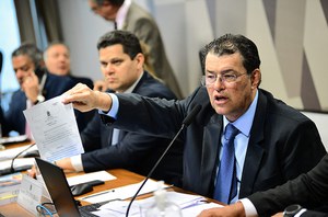 À mesa, em pronunciamento, relator do PLP 68/2024, senador Eduardo Braga (MDB-AM).