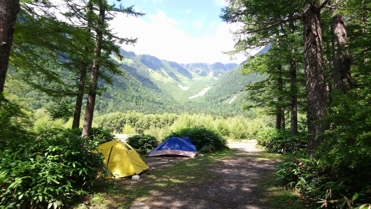 夏天到山上露營，不僅消暑氣還能飽覽美景。