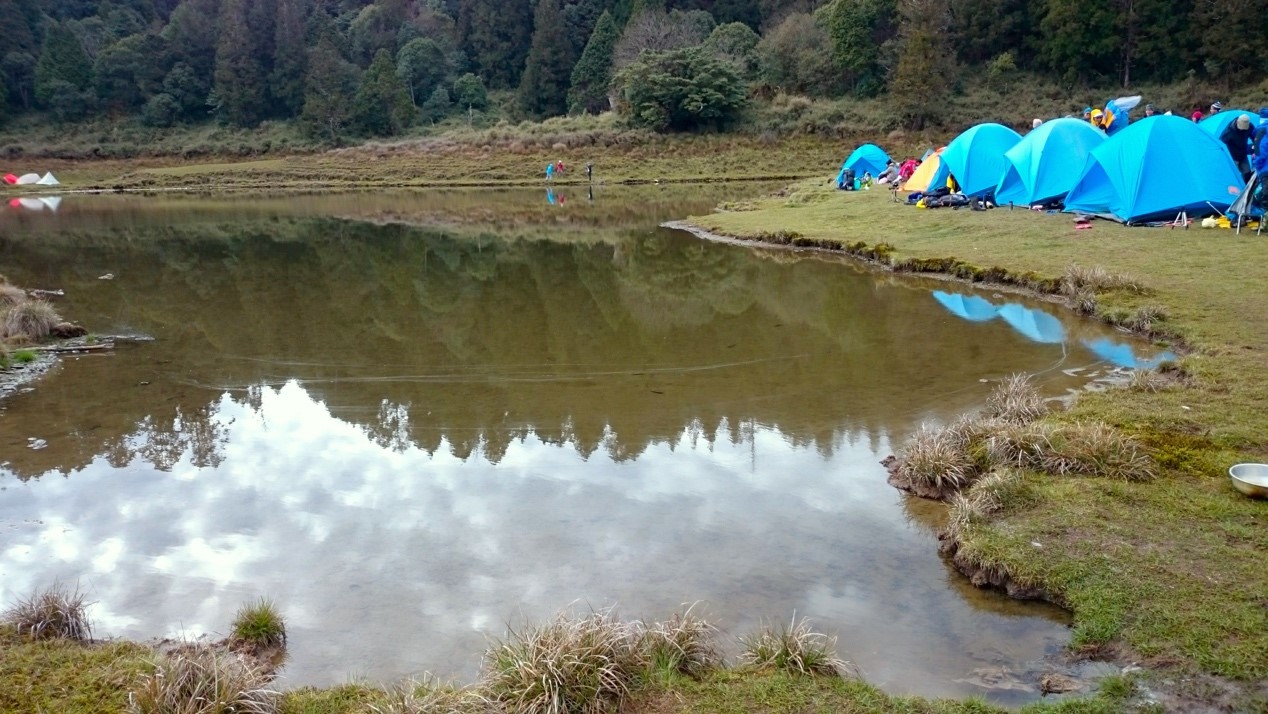 進階版的野營。一走出帳篷，就是迷人的湖光山色。