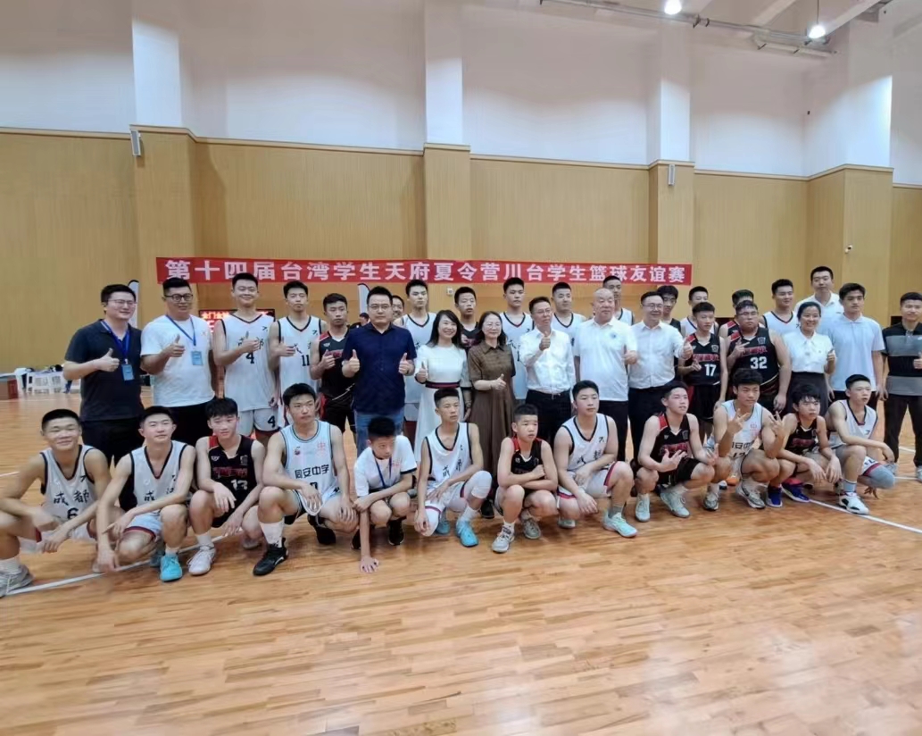 金門金城國中籃球隊9日在成都與同安中學籃球隊打了一場友誼賽。圖/宋秉忠攝