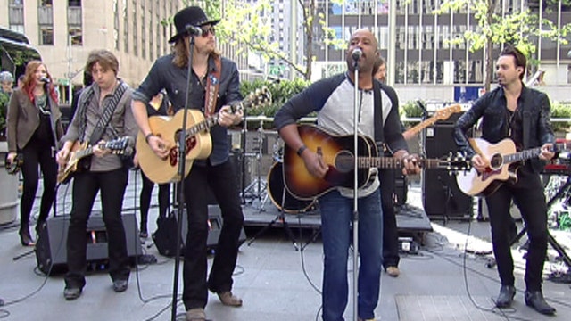 Darius Rucker and A Thousand Horses perform 'Wagon Wheel'