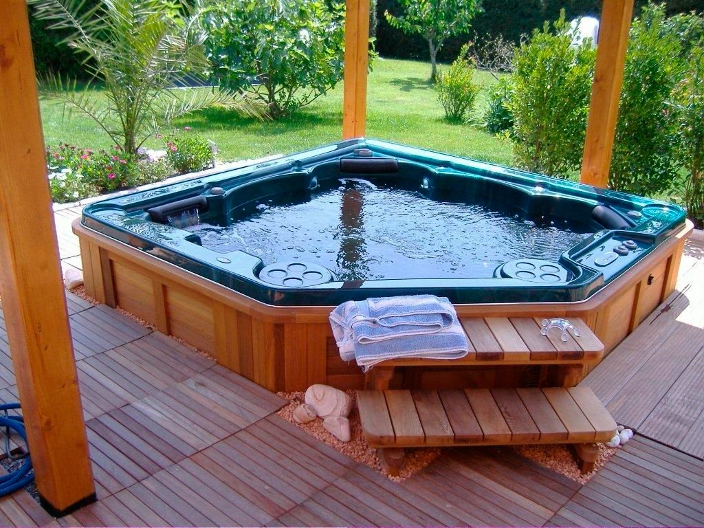 jacuzzi-outdoor-hot-tubs