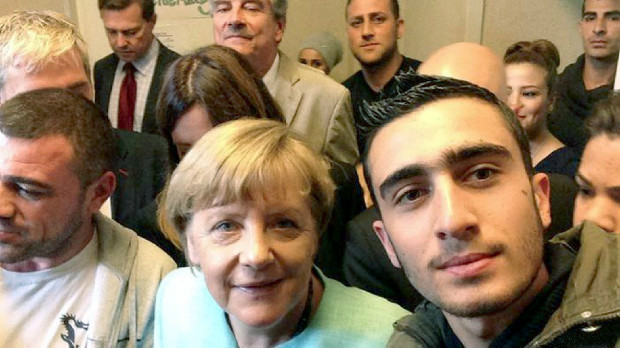 Anas Modamani com Merkel; s�rio processa o Facebook por postagens que o associam ao terrorismo