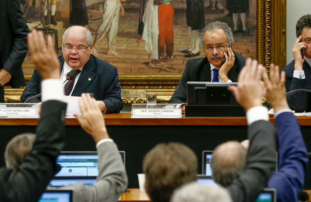 BRASILIA, DF, BRASIL, 09-08-2017, 21h00: Sess�o da Comiss�o da Reforma Pol�tica deve votar hoje relat�rio do deputado Vicente C�ndido (PT-SP). A comiss�o, presidida pelo deputado L�cio Vieira Lima (PMDB-BA), discute altera��es nas regras eleitorais. (Foto: Pedro Ladeira/Folhapress, PODER)