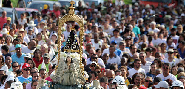 APARECIDA, SP, 12/10/2017, BRASIL, 12/10/2017 - 300 ANOS DA PADROEIRA DO RASIL -17:13:17 - Fieis lotam Santuario Nacional de Aparecida no Dia dos 300 anos da Padroeira. Procissao Solene com saida do Porto Itaguacu. (Rivaldo Gomes/Folhapress, NAS RUAS) - ***EXCLUSIVO AGORA*** EMBARGADA PARA VEICULOS ONLINE***UOL, FOLHAPRESS E FOLHA.COM CONSULTAR FOTOGRAFIA DO AGORA***FONES 32242169 E 32243342***