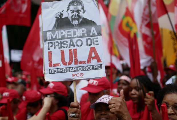 Manifestantes das frentes Brasil Popular e Povo Sem Medo, durante protesto a favor do ex-presidente Lula, na pra�a da Rep�blica, em S�o Paulo