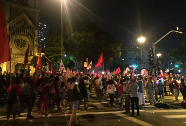 Manifestantes marcham pela rua Consola��o at� a av. Paulista em ato de apoio a Lula