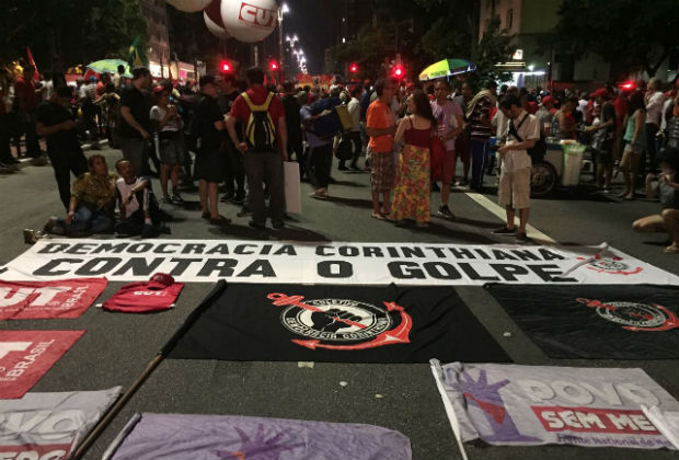 Manifestantes pr�-Lula se concentram em frente ao Masp e entoam gritos de ordem